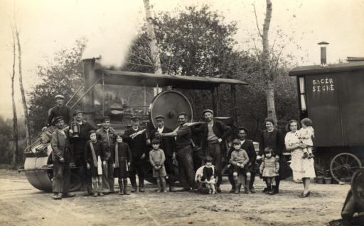 Un rouleau compresseur, avec les ouvriers [et leur famille] posant devant.